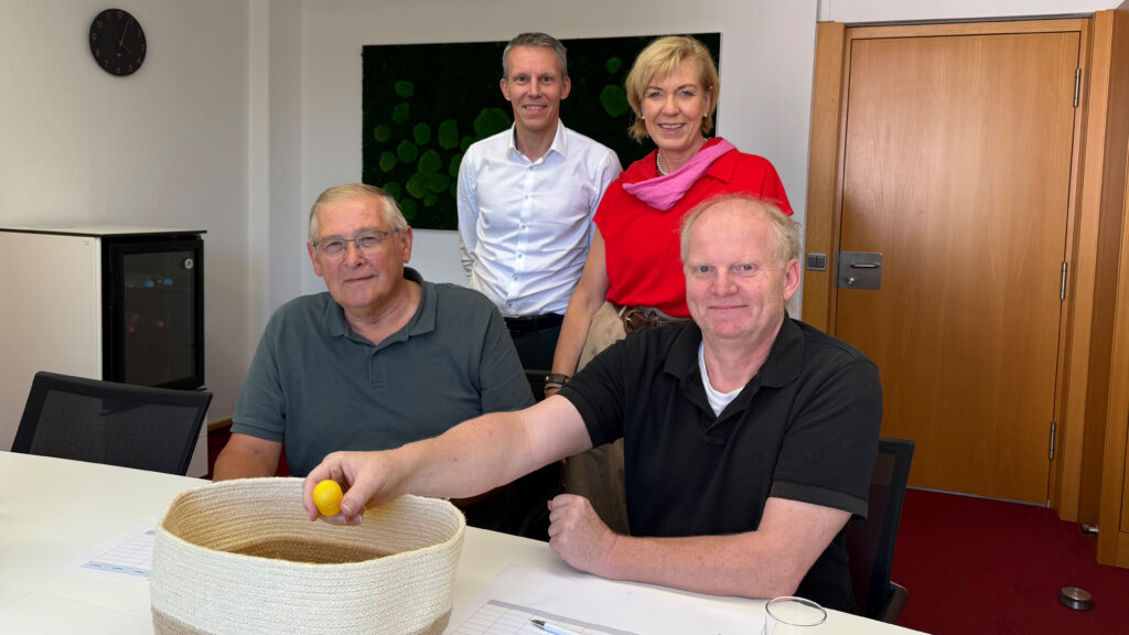 (v.r.n.l.) Alfred Reiner, Manfred Felbermeir, Susanne Nadoll-Allers und Joachim Stehr bei der Auslosung der Vorrundengruppen